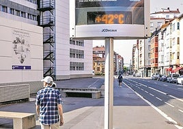 Un termómetro marca 42 grados al lado del Hospital Santiago.