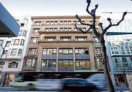 Fachada principal del edificio Delclaux que da a la Alameda de Recalde.