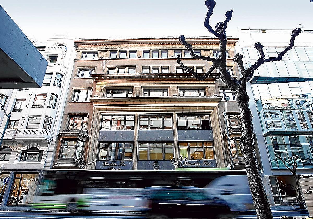 Fachada principal del edificio Delclaux que da a la Alameda de Recalde.