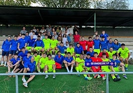 La plantilla y cuerpo técnico del Amorebieta, junto a varios aficionados, celebran la victoria lograda en Sámano