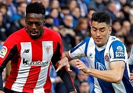 Iñaki Williams y Marc Roca en una acción del partido.
