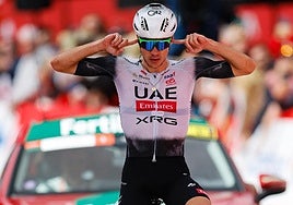 Ayuso celebró su exhibición en Cerler con el gesto de taparse los oídos ante las críticas.