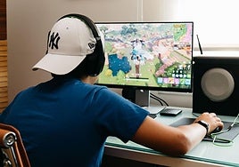 Un menor juega a Fortnite.