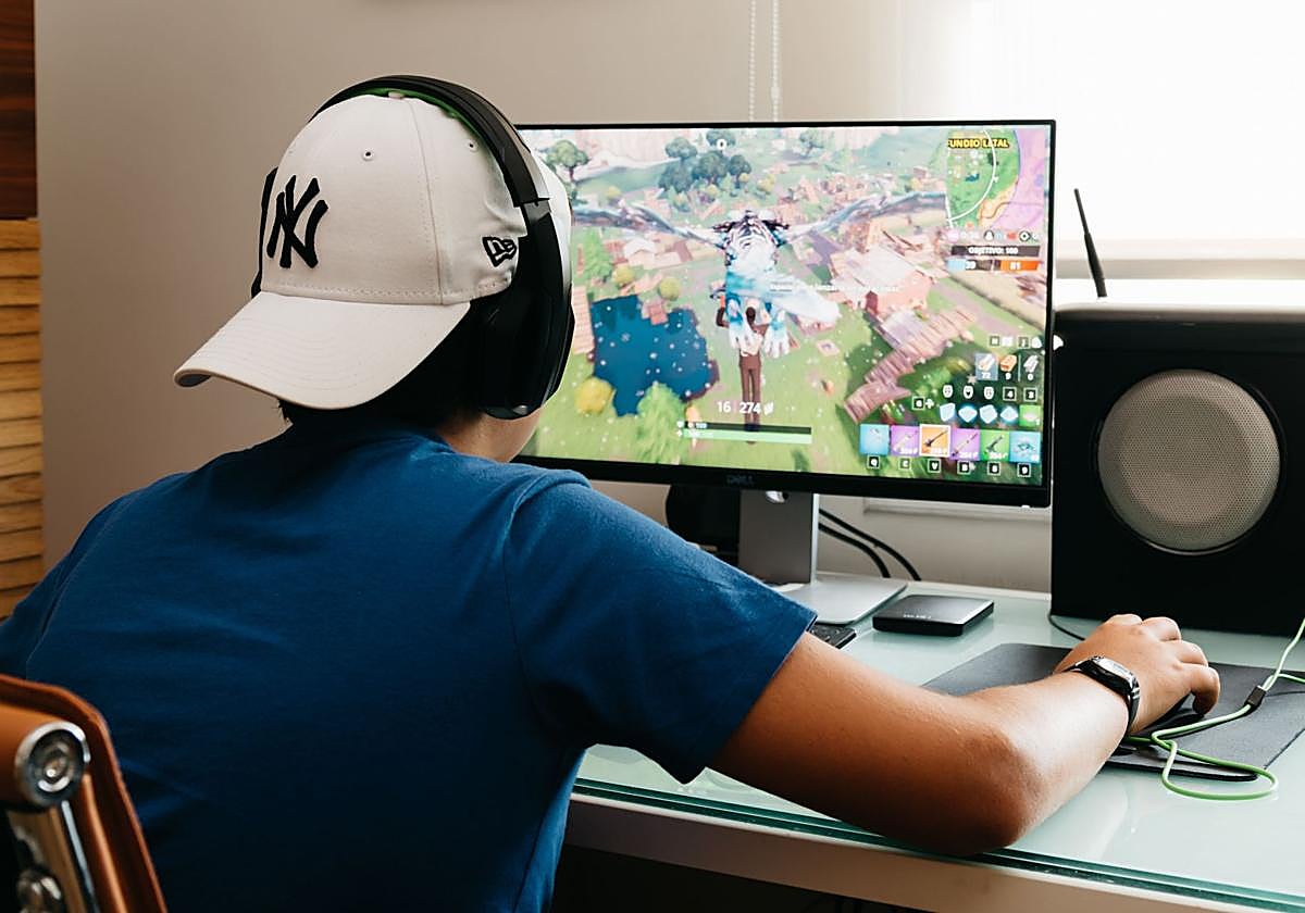 Un menor juega a Fortnite.