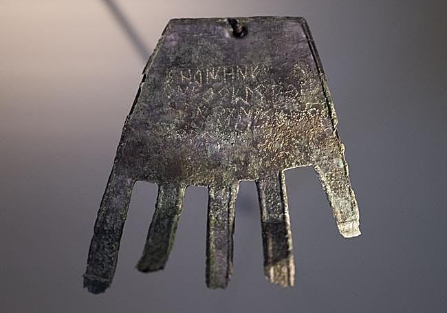 La mano de Irulegi ha pasado a formar parte de la iconografía vasca en joyas, camisetas, pasteles y hasta tatuajes.