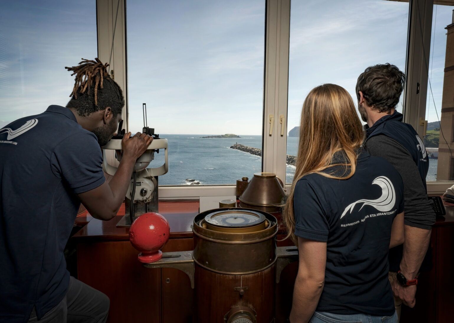 Unos jóvenes realizan prácticas de simulación antes de embarcar.