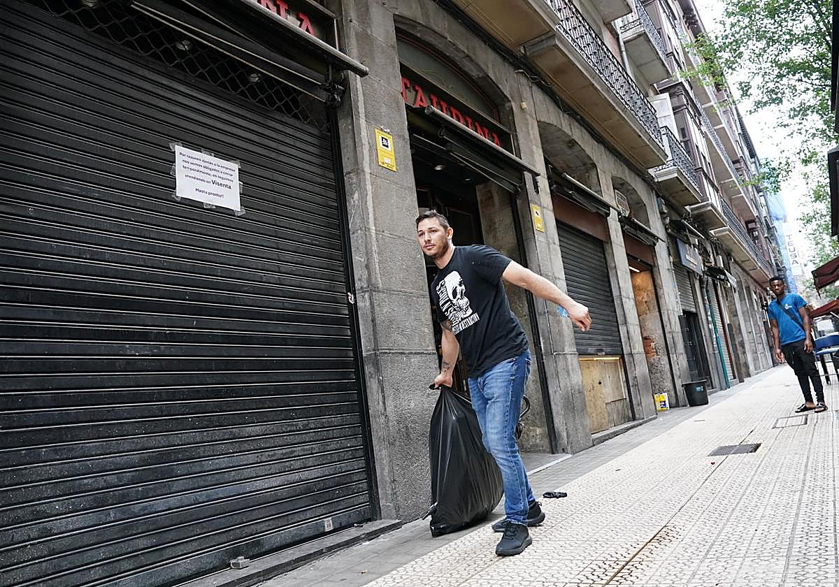 Los comercios y bares de la manzana afectada iniciaron ayer la obligatoria mudanza.