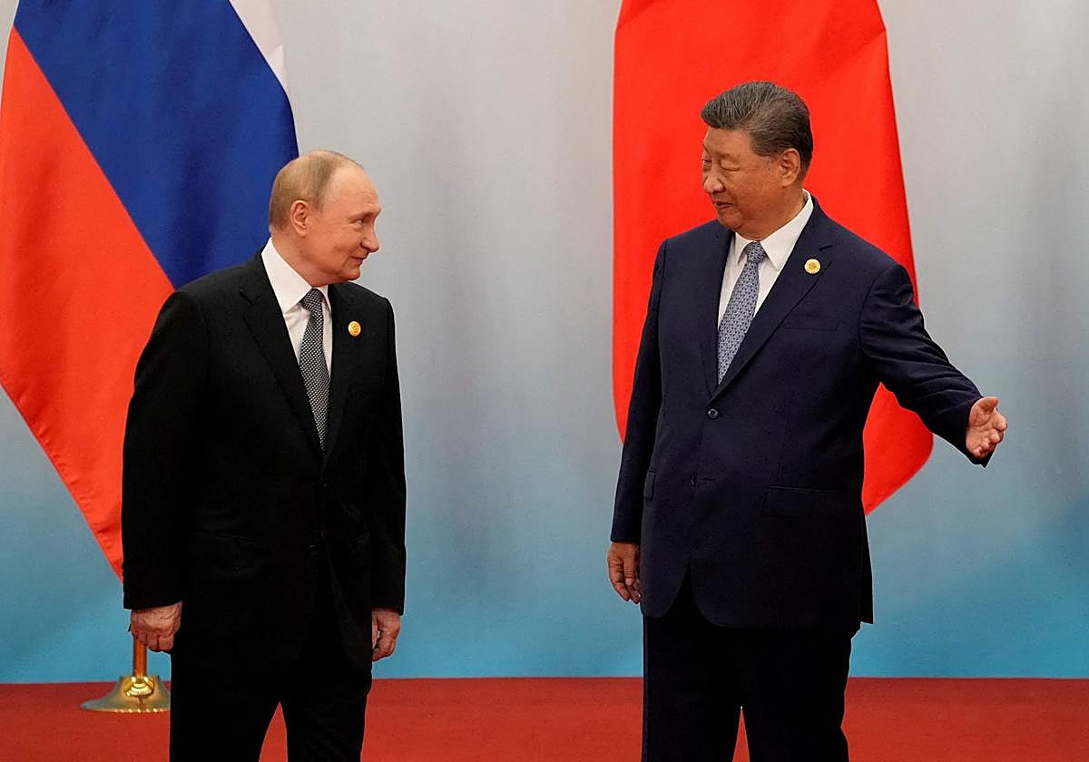 El presidente ruso, Vladimir Putin, en la cumbre de la Organización de Cooperación de Shanghai junto al presidente chino, Xi Jinping.