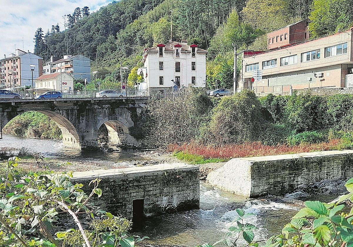 Imagen del puente sobre el que se actuará, y de la presa en primer término.