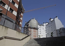 Fotografía de archivo de un solar en construcción junto a unas viviendas de VPO en Miribilla, Bilbao.