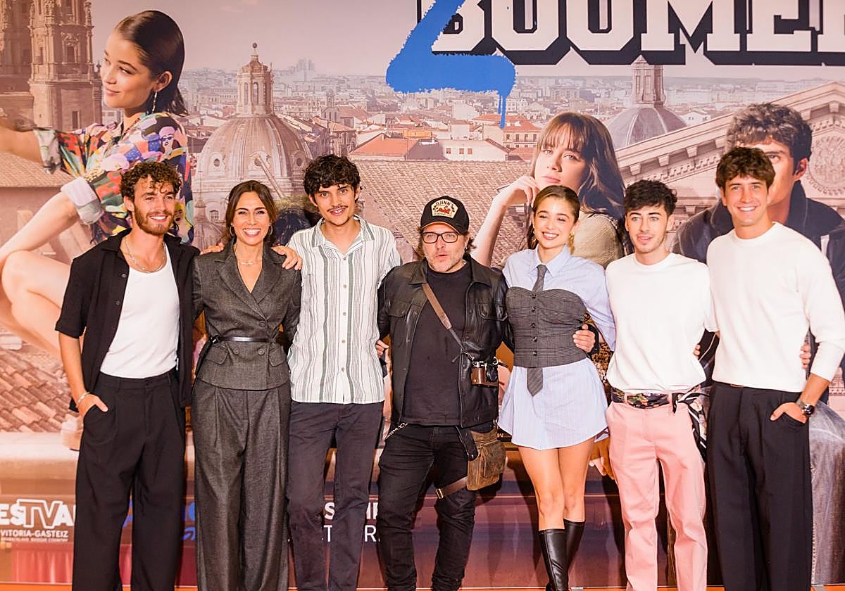 Itziar Atienza junto a los actores y el director de la producción.