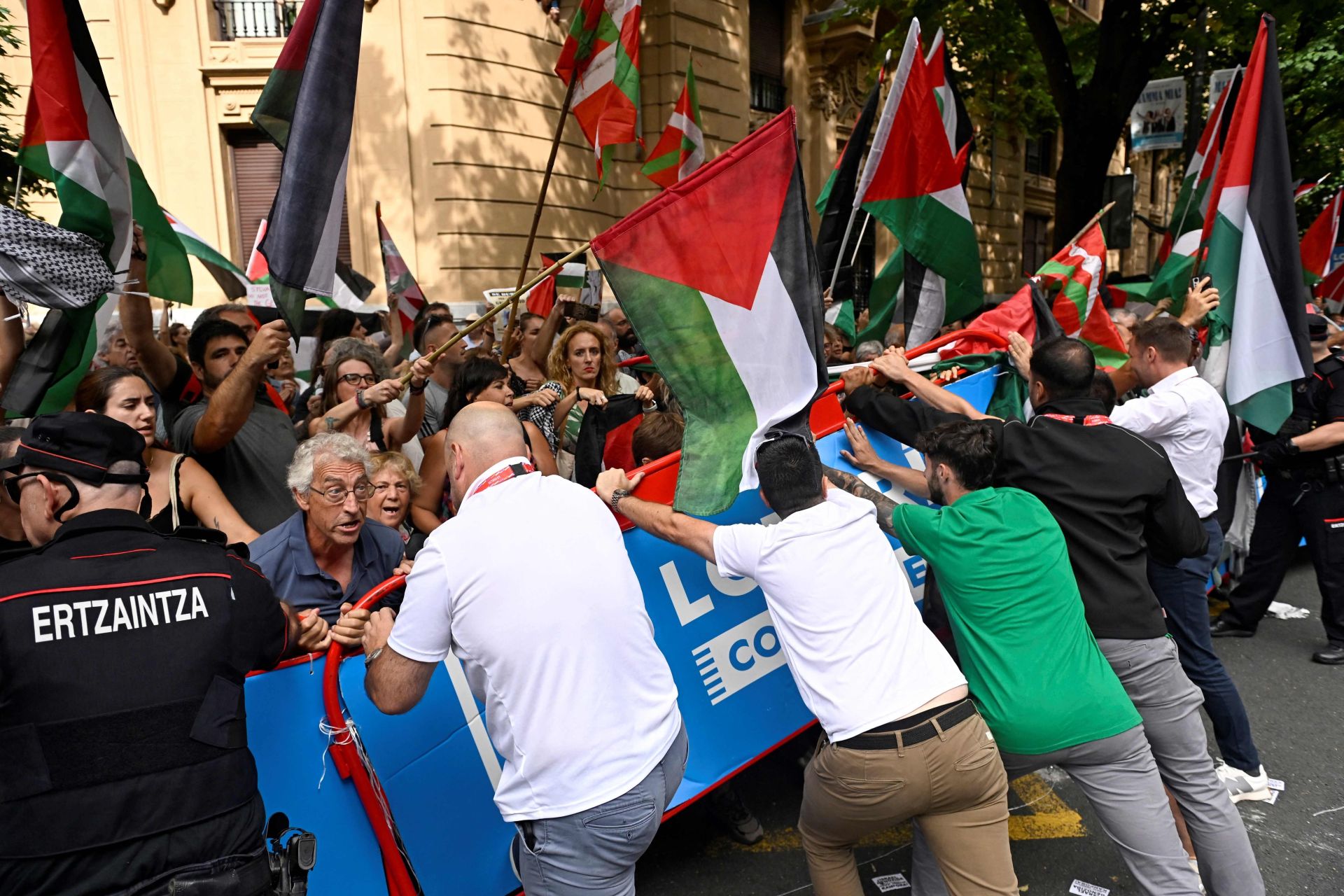 Incidentes en la meta de La Vuelta en Bilbao