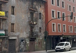 El edificio en ruinas del número 51 de Kareaga Goikoa cuyo derribo pide la asociación del barrio.