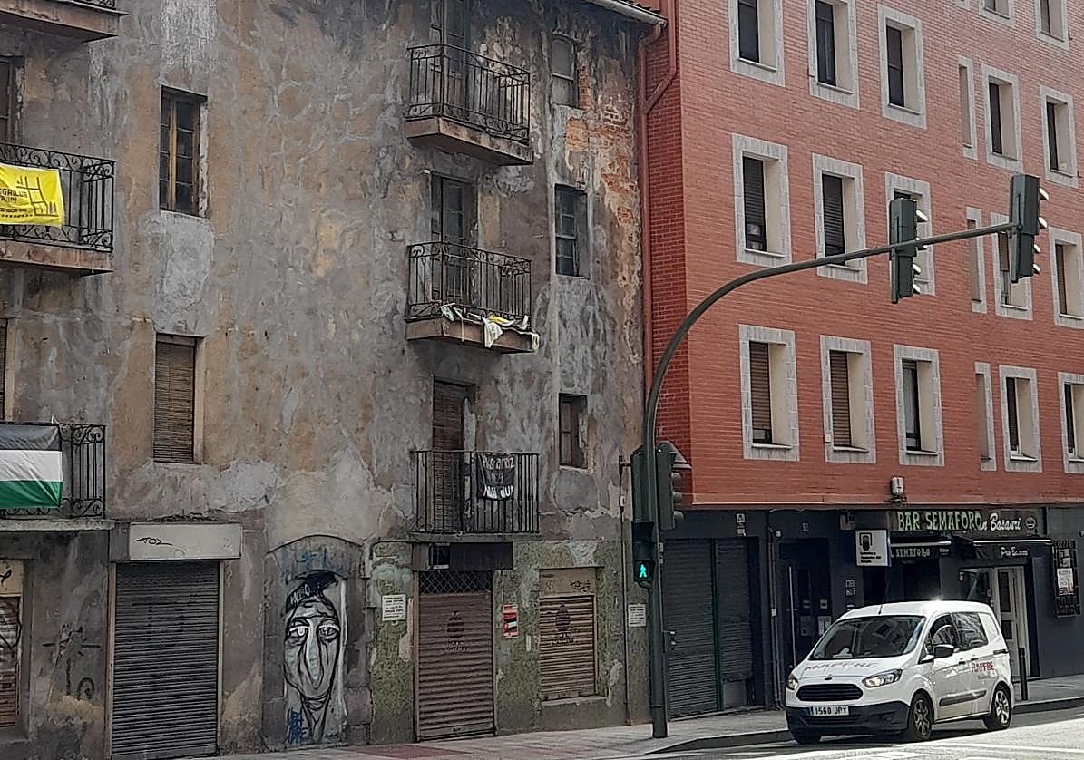 El edificio en ruinas del número 51 de Kareaga Goikoa cuyo derribo pide la asociación del barrio.