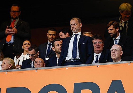 Aleksander Ceferin mira desde las gradas durante el partido final de la UEFA Europa League entre Tottenham Hotspur y Manchester United en San Mamés