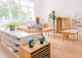 Óscar Morán, director del centro, en una de las aulas que se estrenarán este viernes.