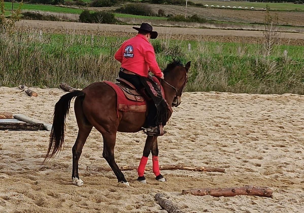 El evento está organizado por Zaldiwest, un grupo de aficionados locales a la equitación y a la doma de estilo western.