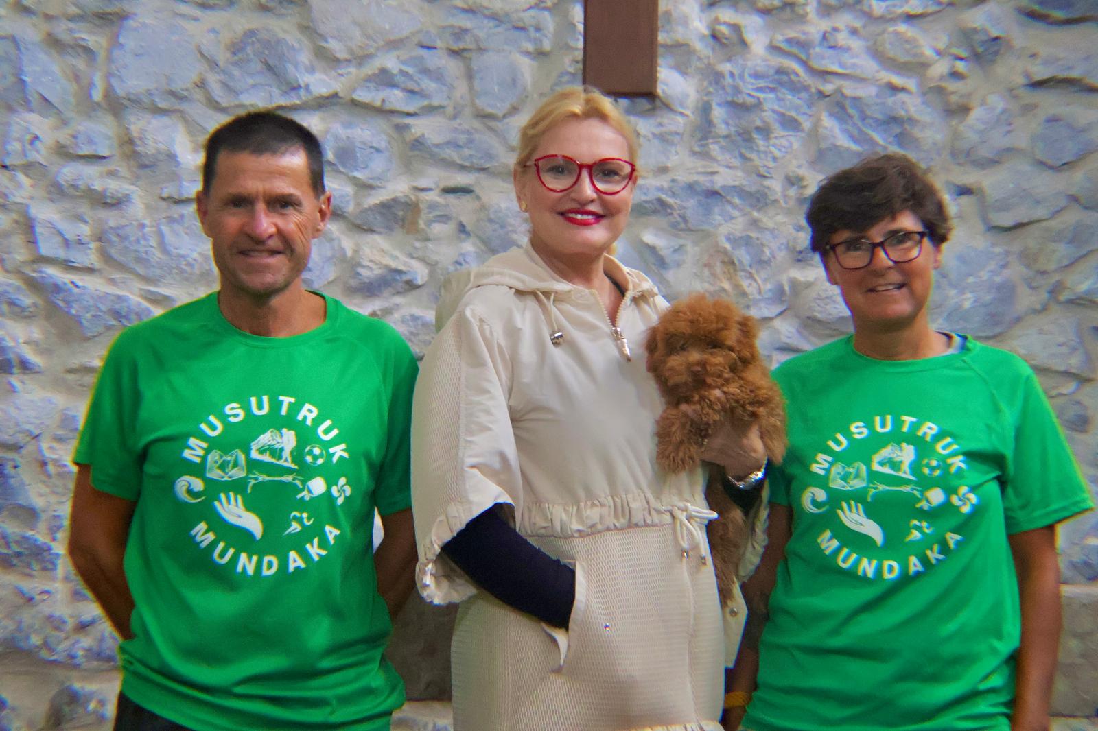 Ainhoa Arteta, con la mascota del grupo, 'Gorritxu', en brazos, flanqueada por Txabo Aragues y Arantza Gondra