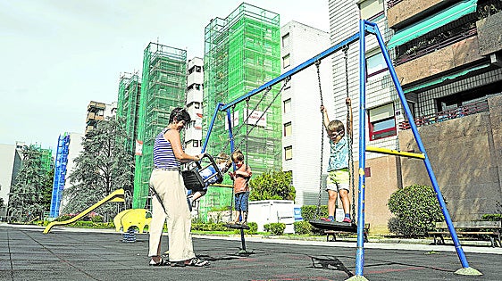 Verónica Cortázar, junto a sus hijos, en la urbanización afectada por legionella en Getxo.