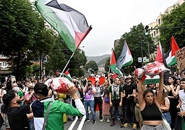 Así se han vivido las protestas contra Israel que han empañado el paso de La Vuelta por Bilbao