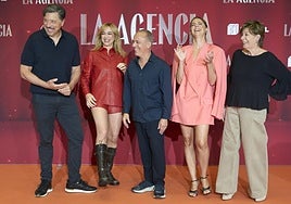 Bardem junto al resto del elenco de 'La agencia'.