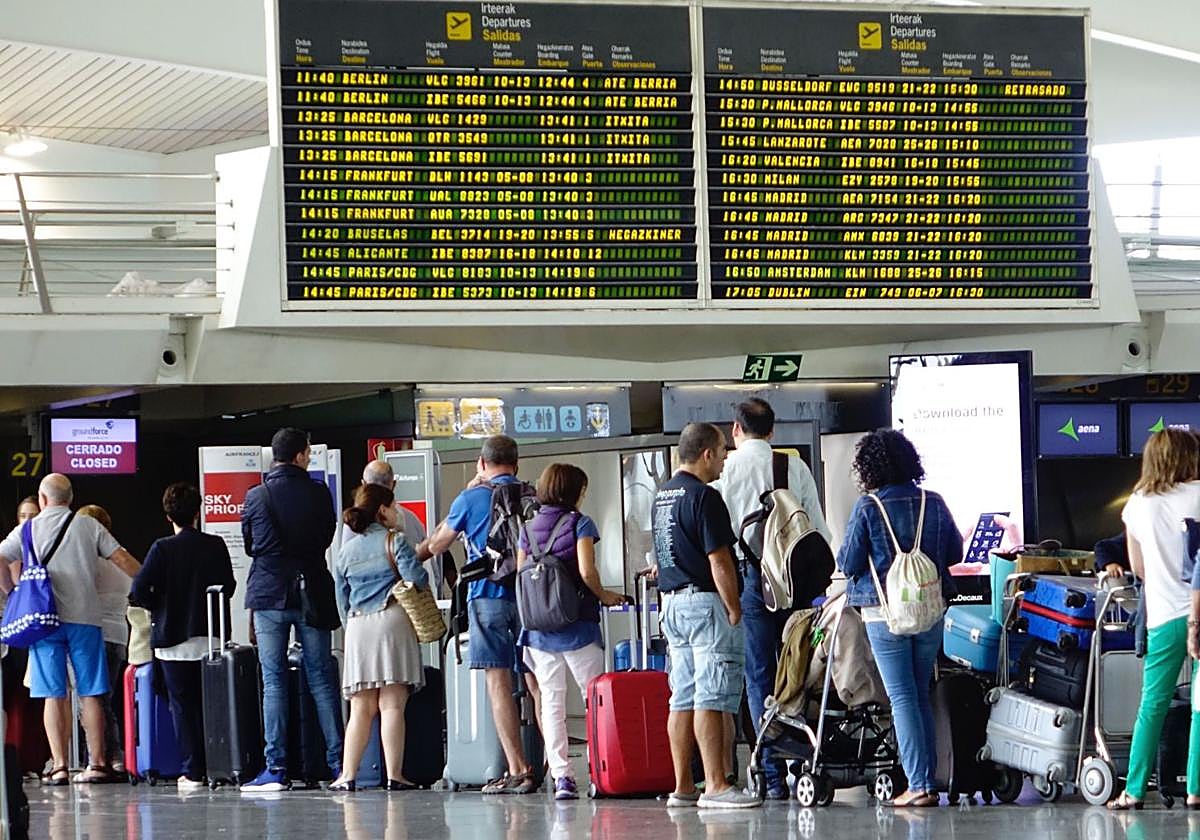 El aeropuerto de Bilbao cerró su mejor julio este año, con una cifra récord de 690.201 viajeros.