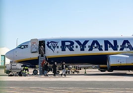 Pasajeros de Ryanair, durante un aterrizaje en Foronda.