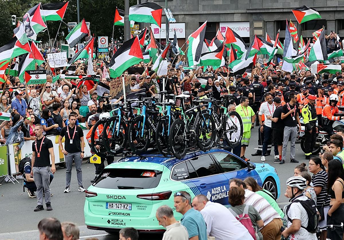 Manifestantes con la bandera de Palestina durante la etapa