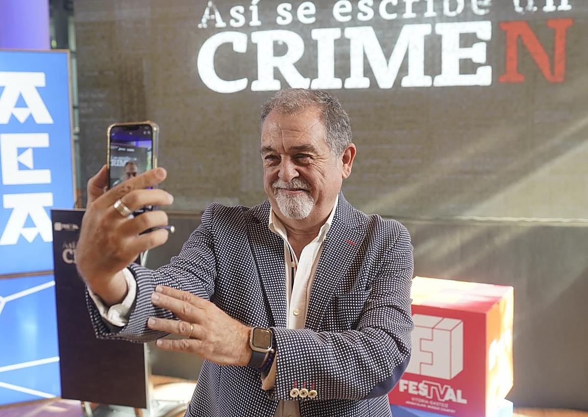 Imagen secundaria 1 - Ainhoa de las Heras y David González, en un momento de la presentación de 'Así se escribe un crimen'. En las otras fotografías, Luis Calabor y David Olabarri.