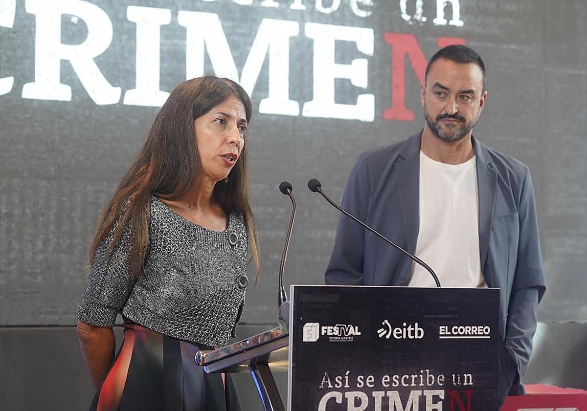 Imagen principal - Ainhoa de las Heras y David González, en un momento de la presentación de 'Así se escribe un crimen'. En las otras fotografías, Luis Calabor y David Olabarri.