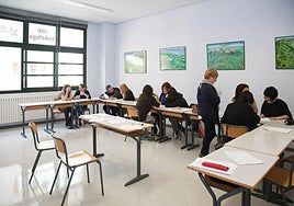 Estudiantes reciben clase en un euskaltegi.