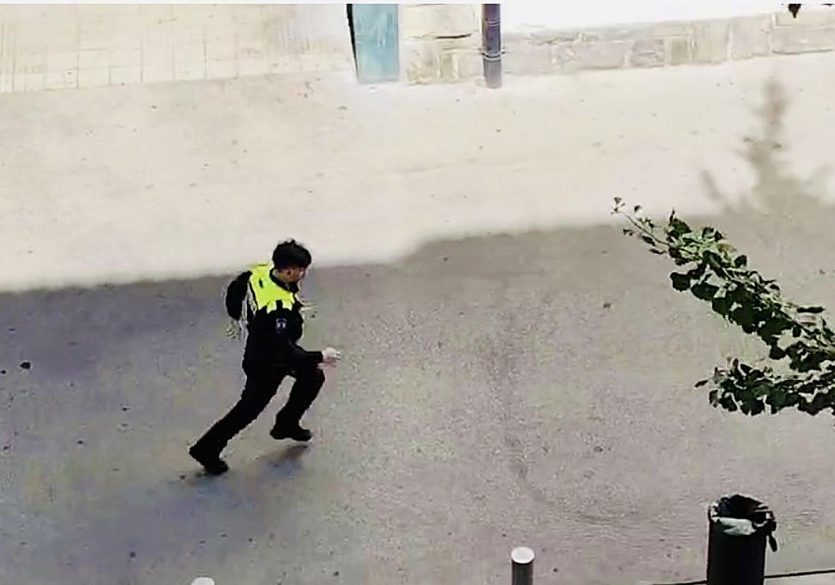 Un agente de la Policía Local, durante la persecución al ladrón.