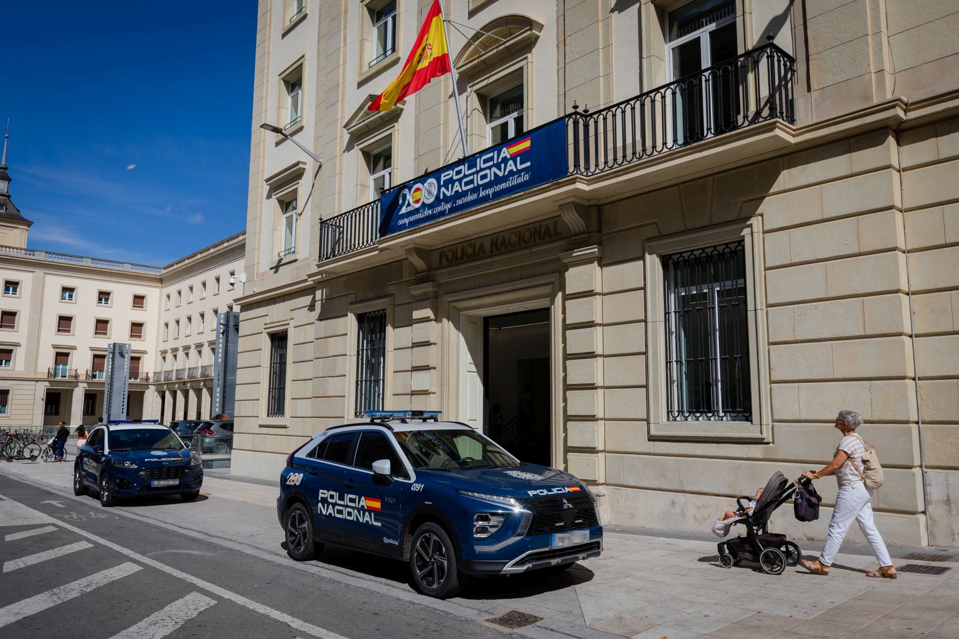 Acceso a las oficinas del DNI por la calle Olaguíbel.
