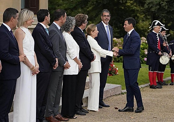 El lehendakari saluda a la diputada general de Gipuzkoa en el Consejo de Gobierno de Miramar.