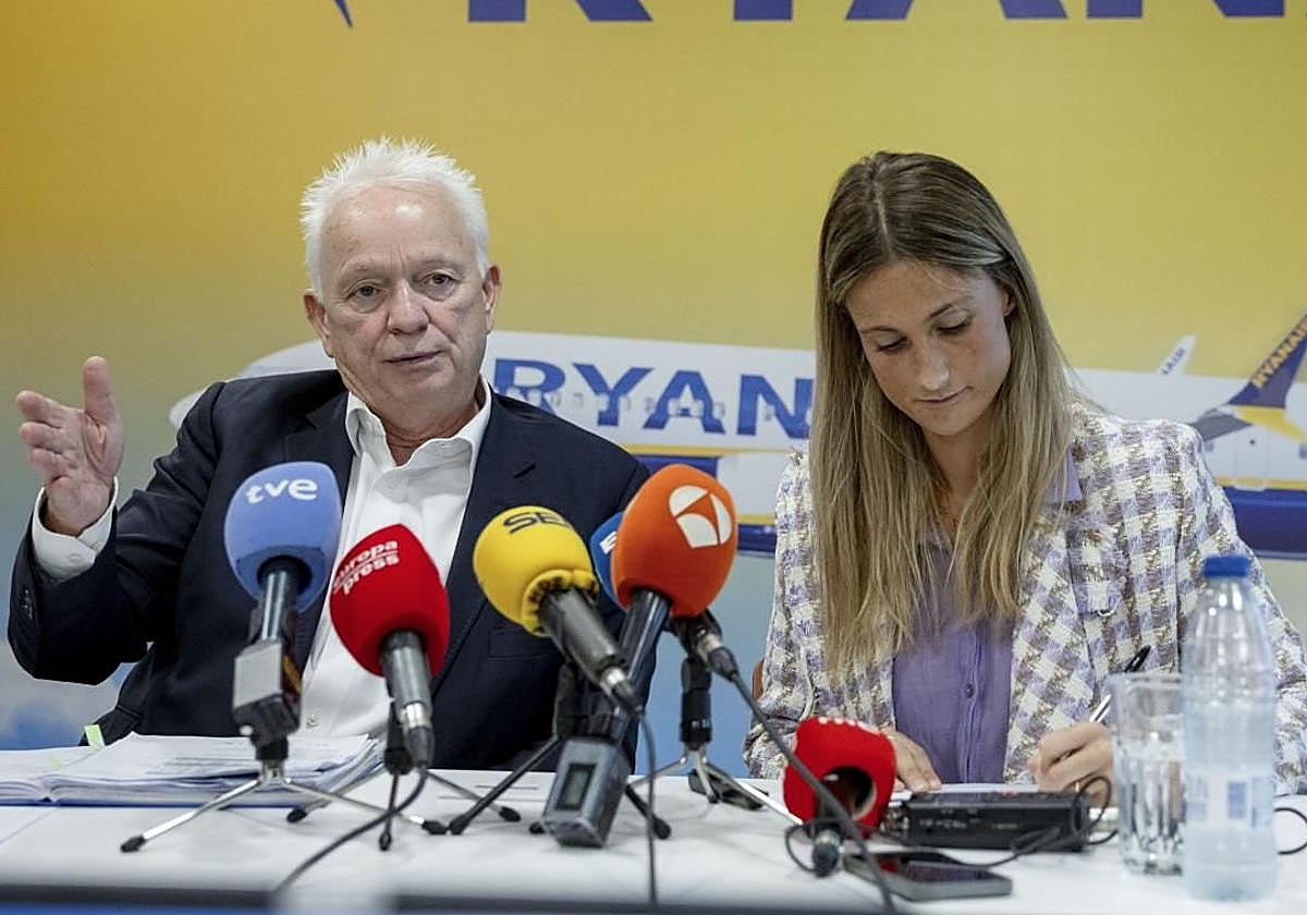 El CEO de la aerolínea irlandesa, Eddie Wilson y la responsable de comunicación de la 'low cost' en España, Alejandra Ruiz, durante la rueda de prensa.