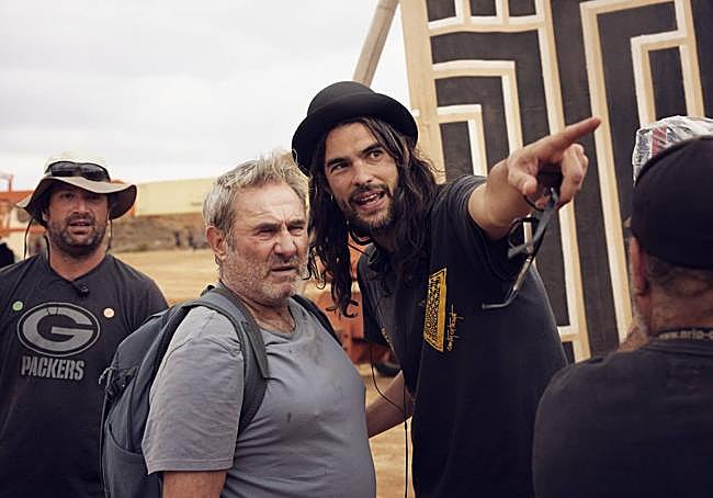 Oliver Laxe da instrucciones a Sergi López en el rodaje de 'Sirat'.