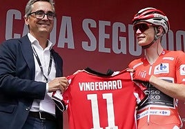 El Athletic viste de rojiblanco a Vingegaard: «¡Jonas ya es un athleticzale más!»