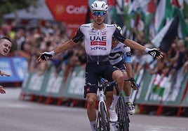 Juan Ayuso entra el primero a su redil cántabro