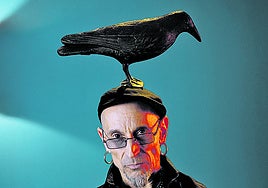 El cantante en sus redes deja pistas sobre la nueva música.