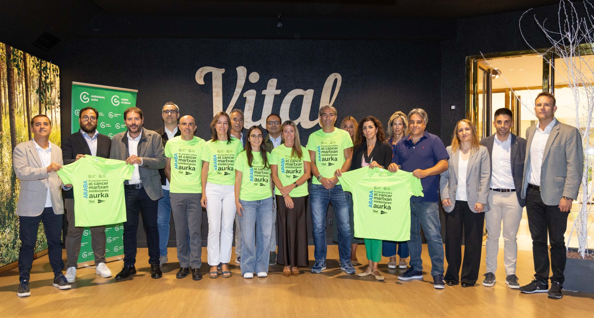 Foto de familia de organizadores y patrocinadores de la Marcha Contra el Cáncer.