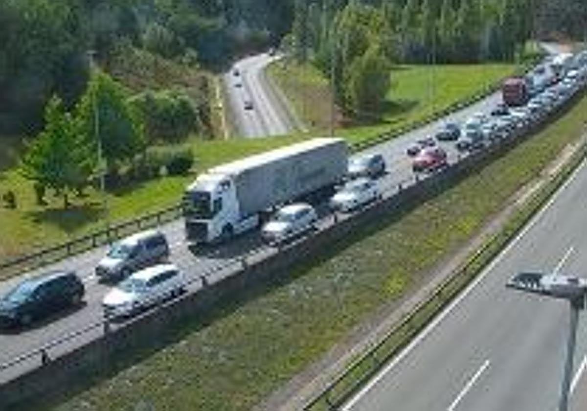 El Txorierri recobra la normalidad tras cuatro horas de retenciones