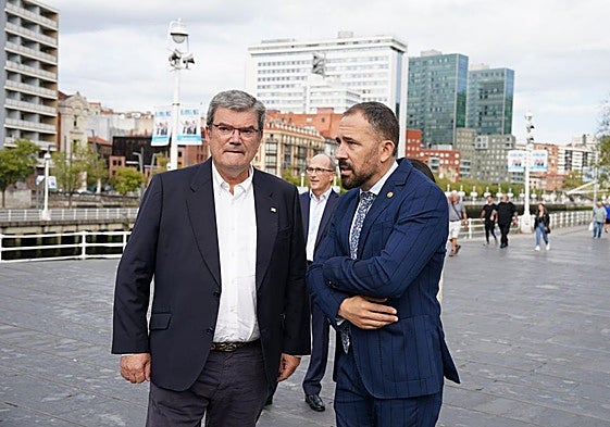 El alcalde de Bilbao, Juan Mari Aburto, junto al consejero de Vivienda del Gobierno vasco, Denis Itxaso.