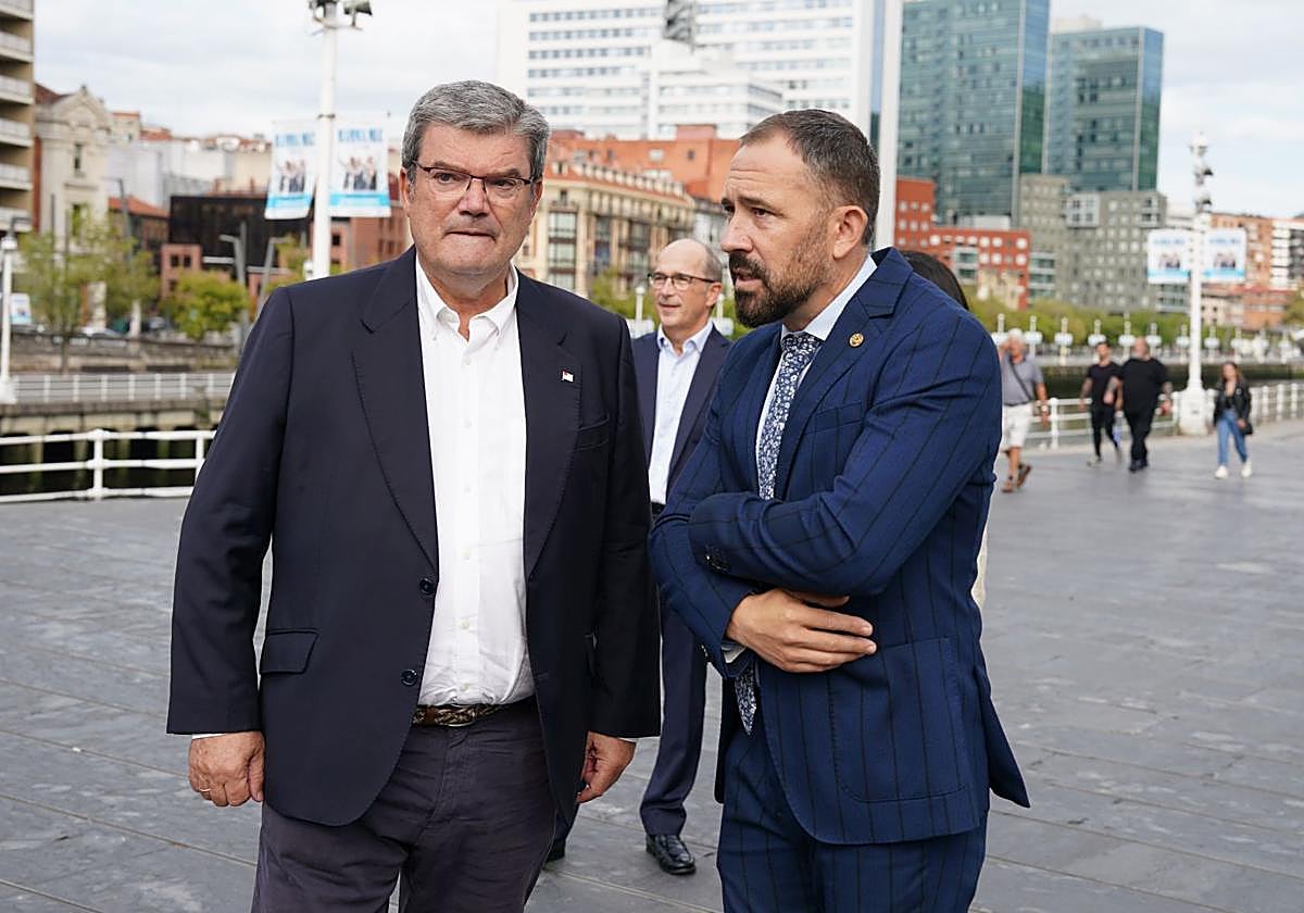 El alcalde de Bilbao, Juan Mari Aburto, junto al consejero de Vivienda del Gobierno vasco, Denis Itxaso.