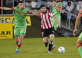 Nico Serrano conduce un ataque del Athletic.