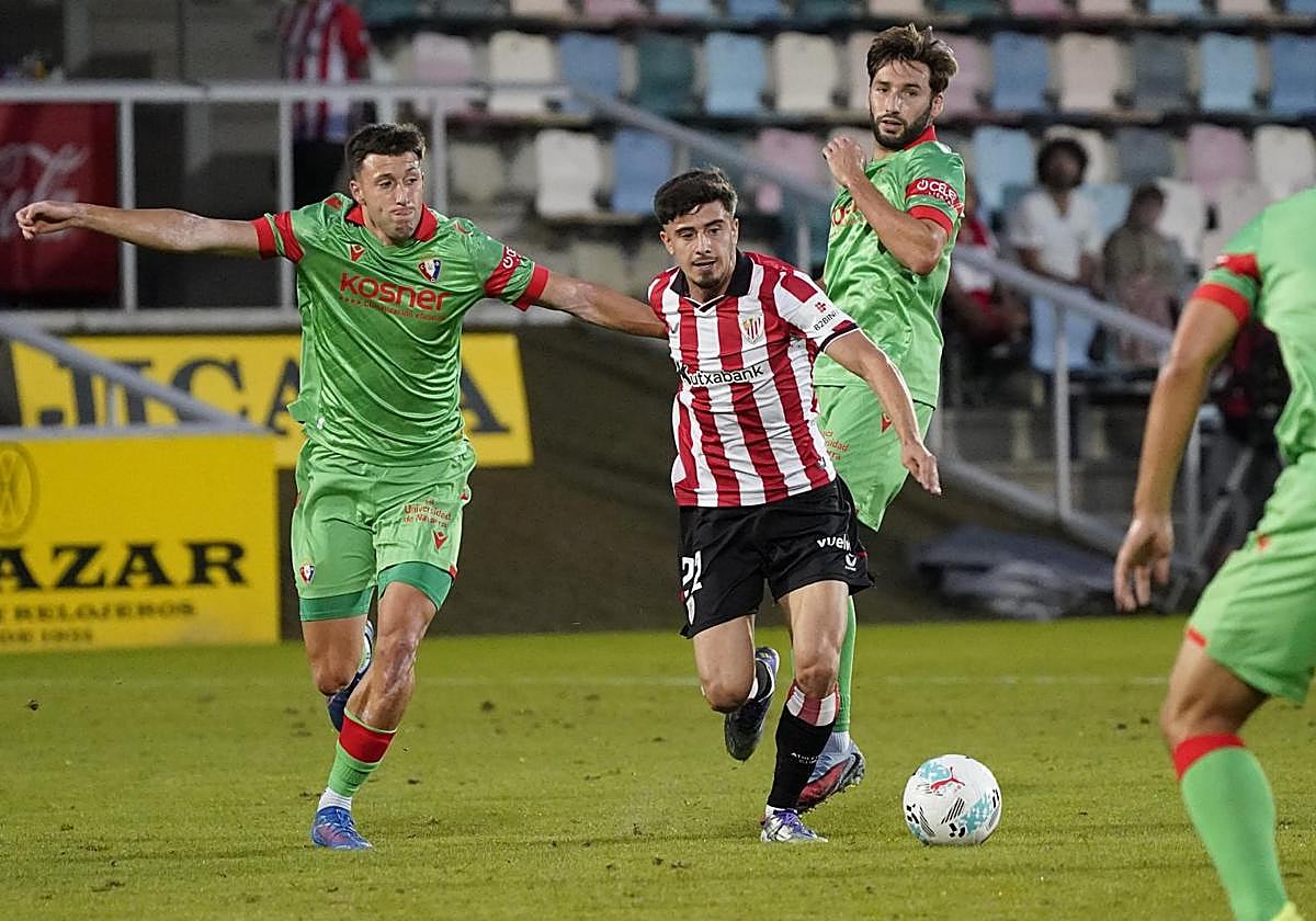 Nico Serrano conduce un ataque del Athletic.