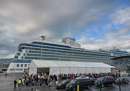 Pasajeros abandonan la terminal de cruceros en Getxo en una jornada en la que además un millar de personas han embarcado en Bizkaia.