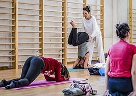 Clase de gimnasia en el centro cívico de Zabalgana.