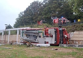 Prohíben a los Bomberos del aeropuerto usar el vial desde el que cayó su camión a un parque infantil