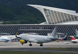 Un avión de Vueling ajeno a esta información despega de Loiu.