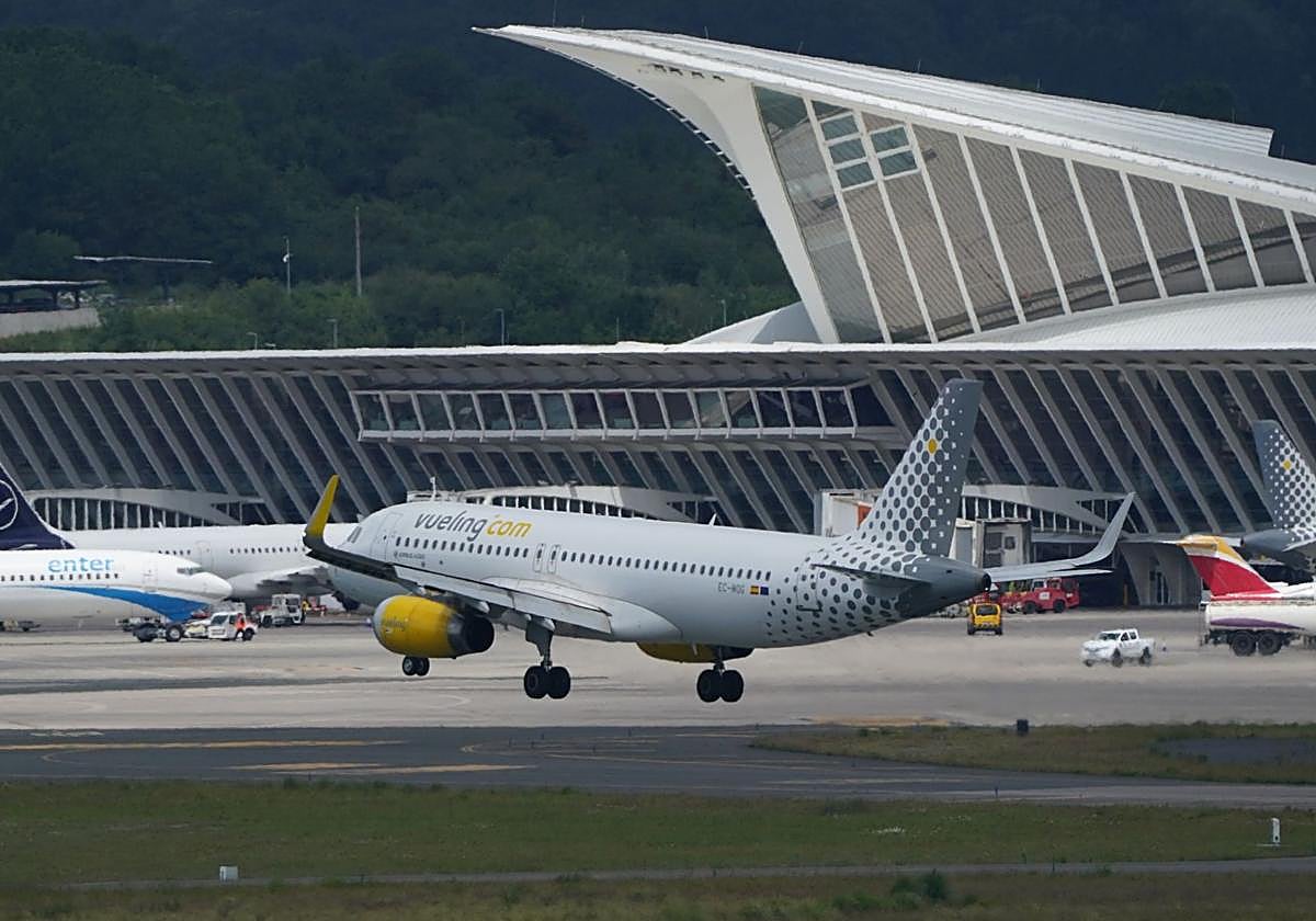 Un avión de Vueling ajeno a esta información despega de Loiu.